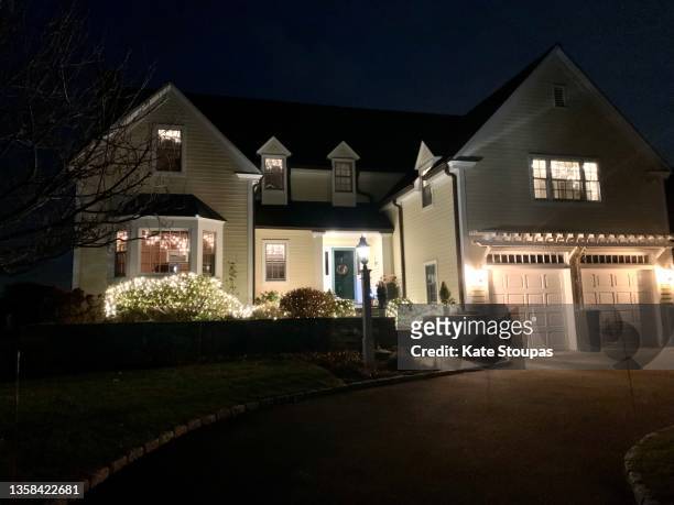 christmas lights on a house - homeowners decorate their houses for christmas stockfoto's en -beelden