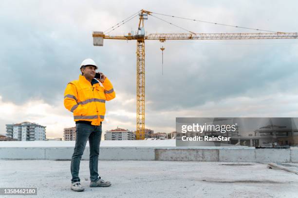 engineer at construction site talking by phone - lift roof bildbanksfoton och bilder