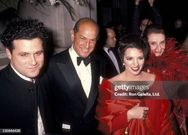 Fashion designer Isaac Mizrahi, fashion designer Oscar de la Renta, actress/singer Liza Minnelli and actress Audrey Hepburn attend the Eighth Annual...