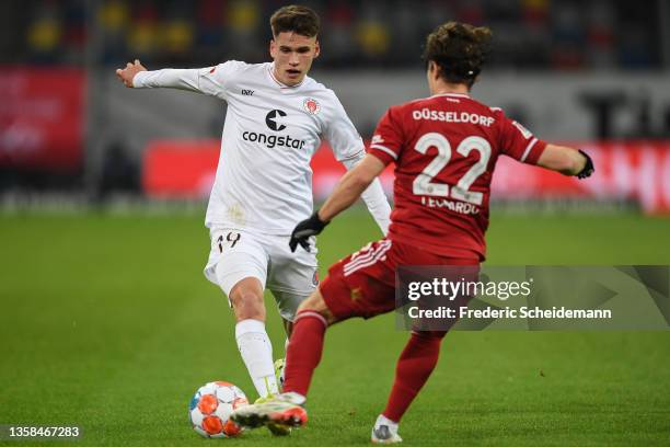 Luca Milan Zander of Hamburg challenges Leonardo Koutris of Duesseldorf during the Second Bundesliga match between Fortuna Düsseldorf and FC St....