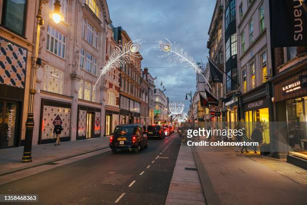 christmas lights and traffic in central london - bond street stockfoto's en -beelden