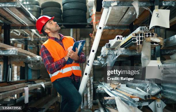 kleinunternehmer, die die physische inventur in der werkstatt / im lager durchführen. - controlling stock-fotos und bilder