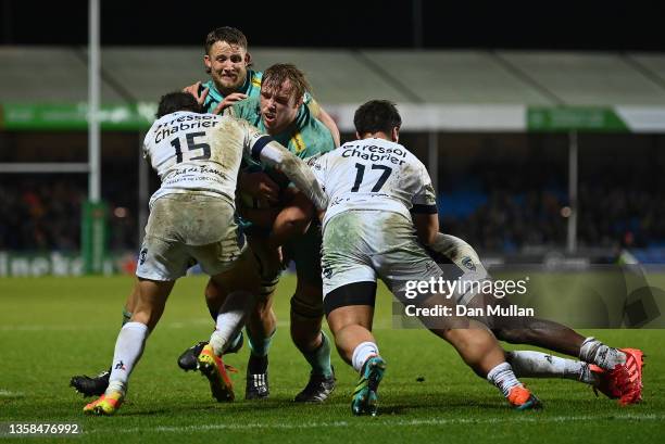 Jonny Gray of Exeter Chiefs takes on Julien Tisseron, Robert Rodgers and Josua Vici of Montpellier on the way to scoring his side's fourth try during...