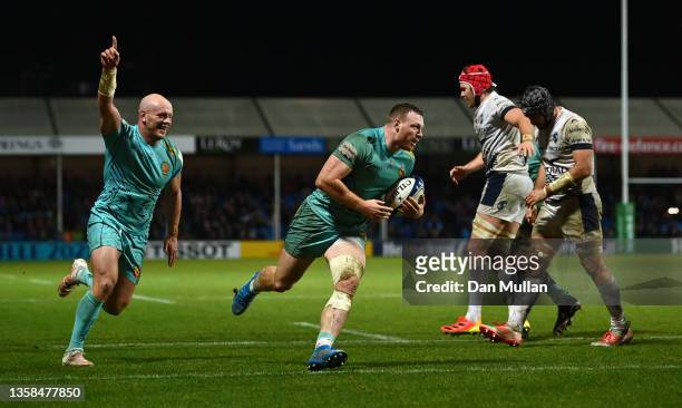Sam Simmonds of Exeter Chiefs runs in to score his side's fifth try during the Heineken Champions Cup match between Exeter Chiefs and Montpellier at...