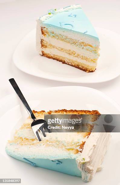 gâteau d'anniversaire bleu - gateau anniversaire fond blanc photos et images de collection