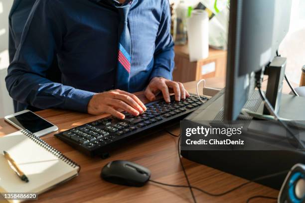 hintergrund des beamten, der am schreibtisch arbeitet - mitarbeiter büro tastatur stock-fotos und bilder