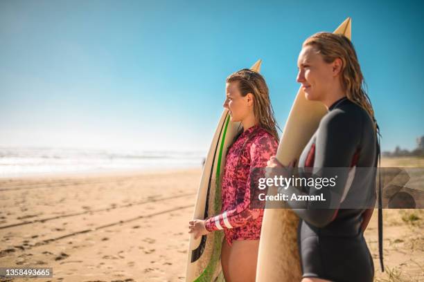 portrait of young female surfers at tallebudgera beach - palm beach gold coast stockfoto's en -beelden