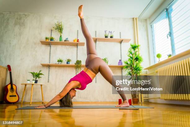 frau in yoga-pose - affengott stock-fotos und bilder