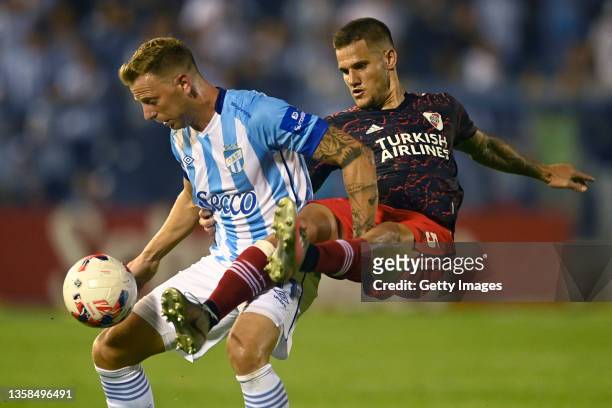 Cristian Menendez of Atletico Tucuman battles for the ball with Bruno Zuculini of River Plate during a match between Atletico Tucuman and River Plate...