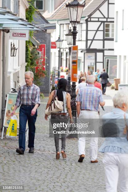 los peatones caminan en altstadt de essen werden - essen ruhrgebiet fotografías e imágenes de stock