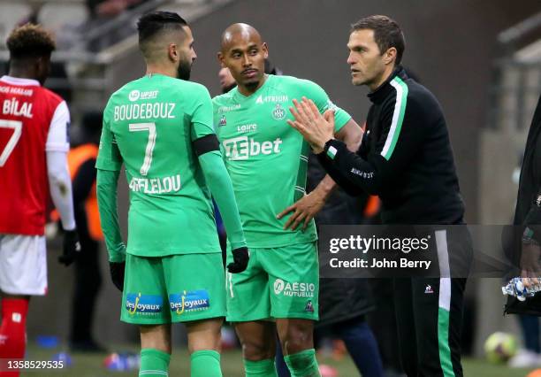 Coach of AS Saint-Etienne Julien Sable talks to Ryad Boudebouz, Gabriel Silva of Saint-Etienne during the Ligue 1 Uber Eats match between Stade de...