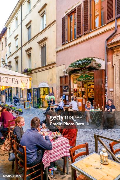 数十人のお客様がローマの中心部にある典型的なトラステヴェレレストランでの生活を楽しんでいます - trastevere ストックフォトと画像