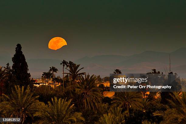 moroccan moonrise - maroc atlas photos et images de collection