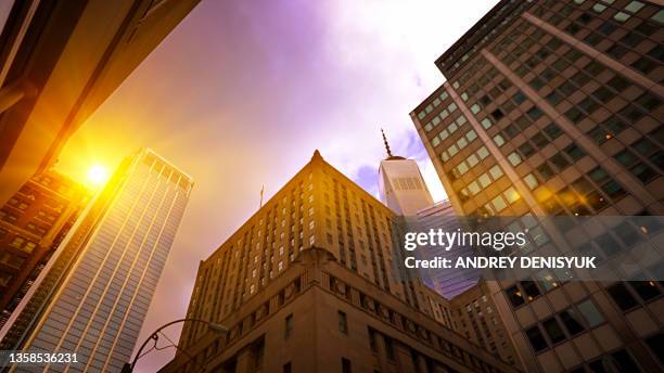 sun and manhattan financial district skyline. - downtown new york stock-fotos und bilder