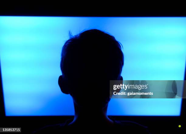 televisor con pantalla plana de niño - televisión de alta definición aparato de televisión fotografías e imágenes de stock