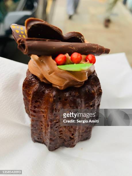 canelé with chocolate mousse - canelé stock-fotos und bilder