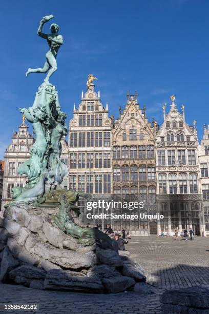 brabo fountain at the grote markt of antwerp - provincia de amberes bélgica fotografías e imágenes de stock