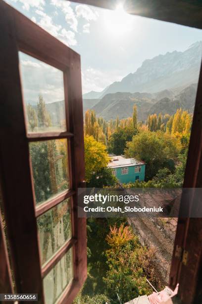 vue panoramique depuis la fenêtre du fort de khaplu dans le nord du pakistan - gilgit baltistan photos et images de collection