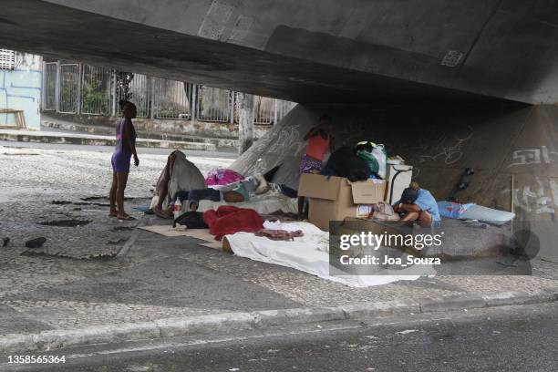 obdachlose schlafen auf der straße - landstreicher stock-fotos und bilder