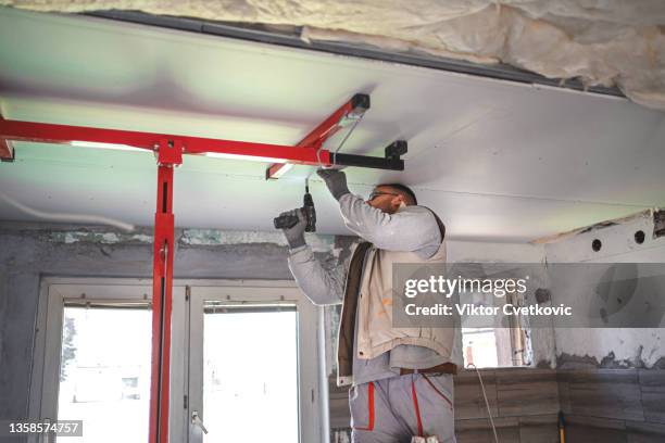 https://media.gettyimages.com/id/1358574757/photo/construction-worker-installing-a-metal-frame-on-the-ceiling-for-mineral-wool.jpg?s=612x612&w=gi&k=20&c=g9tlSy9_V84Myd3Q-7AtLi3Wx0bvQ7iyqrA-EbJgpvk=