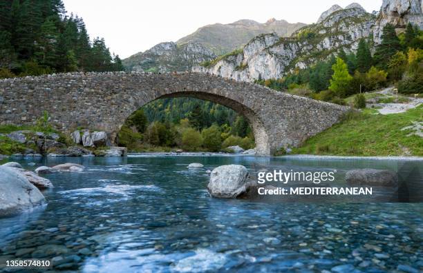 san nicolas romanesque bridge ara river bujaruelo, ordesa huesca - camino de santiago pyrenees stock pictures, royalty-free photos & images
