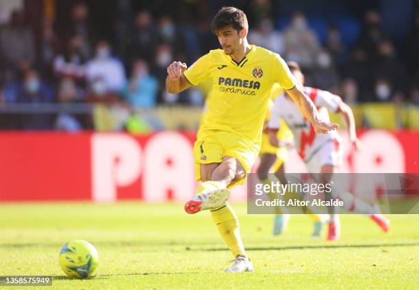 Gerard Moreno of Villarreal CF scores their sides second goal from the penalty spot during the La Liga Santander match between Villarreal CF and Rayo...