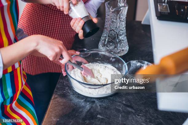 cuocere una torta - spatola foto e immagini stock