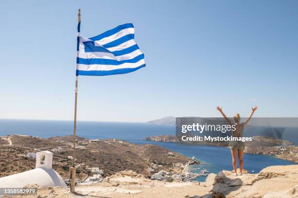 jeune femme visitant une île grecque en été par une journée ensoleillée - ile d'ios grèce photos et images de collection