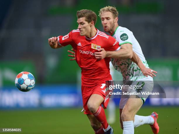 Kevin Behrens of Berlin is challenged by Sebastian Griesbeck of Fuerth during the Bundesliga match between SpVgg Greuther Fürth and 1. FC Union...