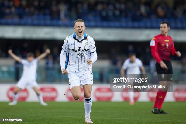 Teun Koopmeiners of Atalanta celebrates after scoring his team's second goal during the Serie A match between Hellas Verona and Atalanta at Stadio...