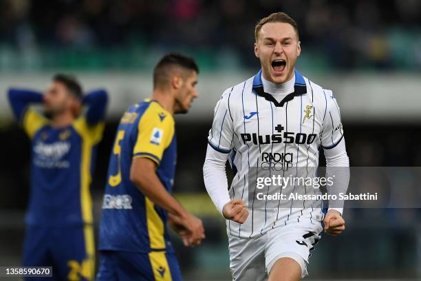 Teun Koopmeniers of Atalanta BC celebrates after scoring his team second goal during the Serie A match between Hellas and Atalanta BC at Stadio...