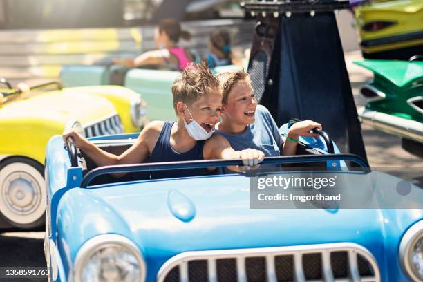 kinder mit extremem spaß in der achterbahn des vergnügungsparks - screaming happy in car stock-fotos und bilder