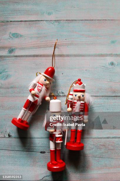 christmas nutcrackers on table. flat lay - christmas toys wooden background stockfoto's en -beelden