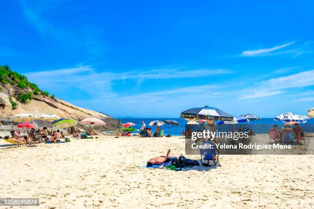 praia do sossego or tranquility beach in niteroi, brazil - niteroi stockfoto's en -beelden