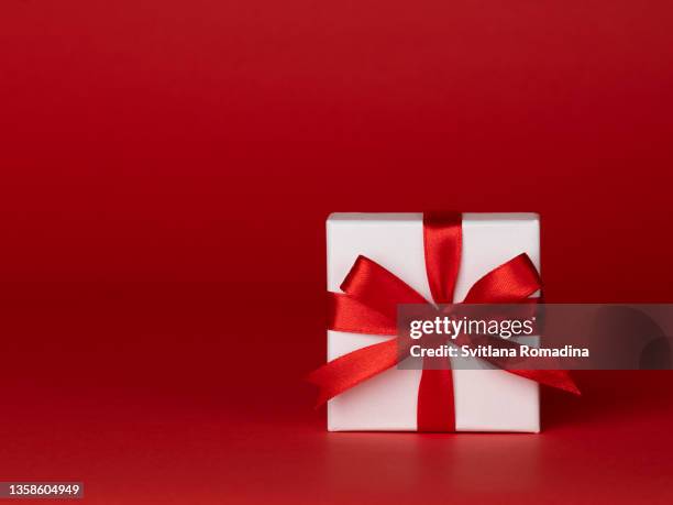 holiday gift box. christmas present. valentine's day present.  birthday present - birthday present stock-fotos und bilder