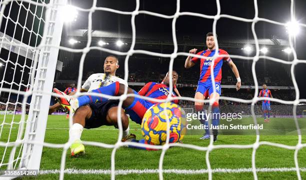 Jose Salomon Rondon of Everton scores their side's first goal during the Premier League match between Crystal Palace and Everton at Selhurst Park on...