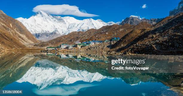 cho oyu 8188m snowy mountain peak overlooking gokyo himalayas nepal - gokyo valley stock pictures, royalty-free photos & images