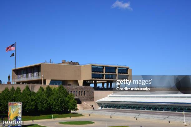 milwaukee county war memorial center et le milwaukee art museum, milwaukee, wisconsin, états-unis - mémorial de guerre photos et images de collection