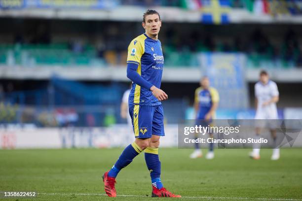 Giangiacomo Magnani of Hellas Verona FC looks on during the Serie A match between Hellas Verona and Atalanta at Stadio Marcantonio Bentegodi on...