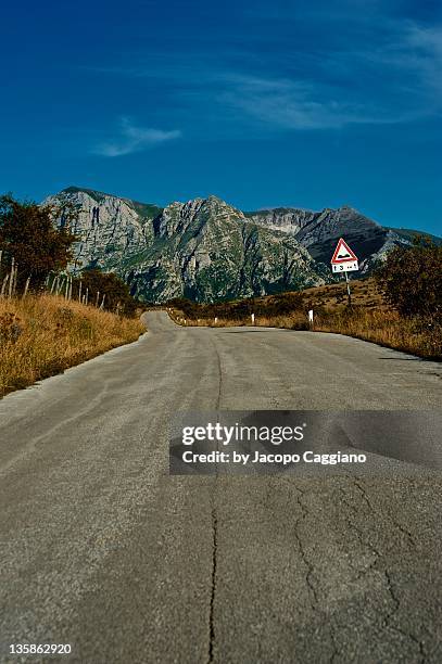 road to mountain - jacopo caggiano stock-fotos und bilder