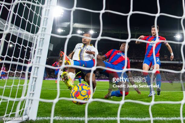 Jose Salomon Rondon of Everton scores their side's first goal during the Premier League match between Crystal Palace and Everton at Selhurst Park on...