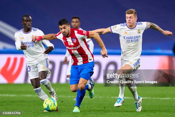 Toni Kroos of Real Madrid CF battle for the ball with Luis Suarez of Club Atletico de Madrid during the La Liga Santander match between Real Madrid...