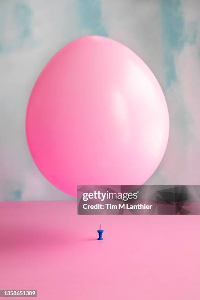 balloon floating over a pin - drop pin imagens e fotografias de stock