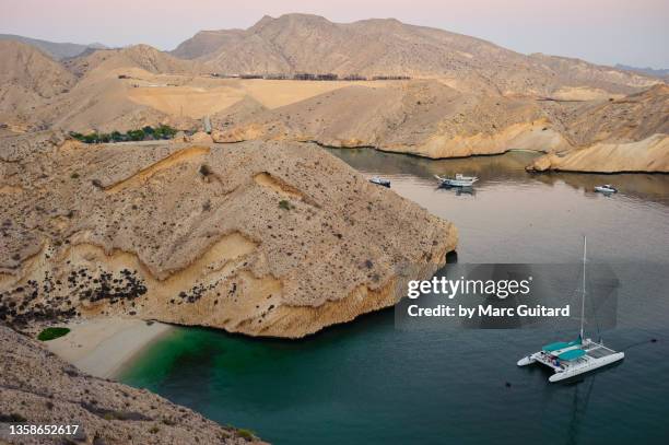 desert shoreline near muscat, oman - masqat oman stockfoto's en -beelden