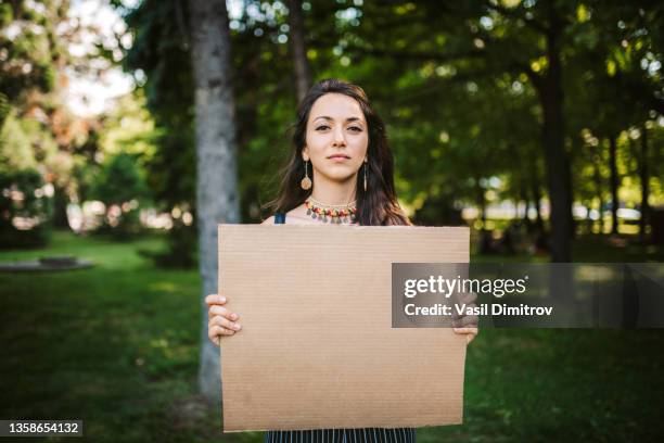 donna che tiene un poster vuoto - placard foto e immagini stock