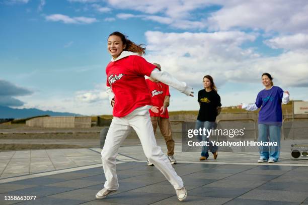 young people doing breakdance on the coast - vitality asian stock pictures, royalty-free photos & images