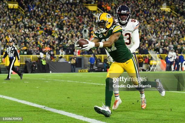 Davante Adams of the Green Bay Packers scores on a 38-yard touchdown reception past Jaylon Johnson of the Chicago Bears during the second quarter of...