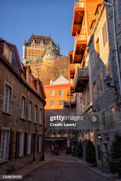 petit champlain distrito, cidade de quebec, canadá - chateau frontenac hotel - fotografias e filmes do acervo