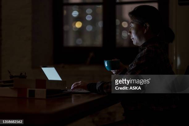 employee working after power outage - blackout stock pictures, royalty-free photos & images