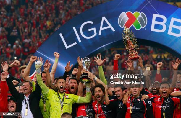 Atlas players celebrate with the trophy following the final second leg match between Atlas and Leon as part of the Torneo Grita Mexico A21 Liga MX at...